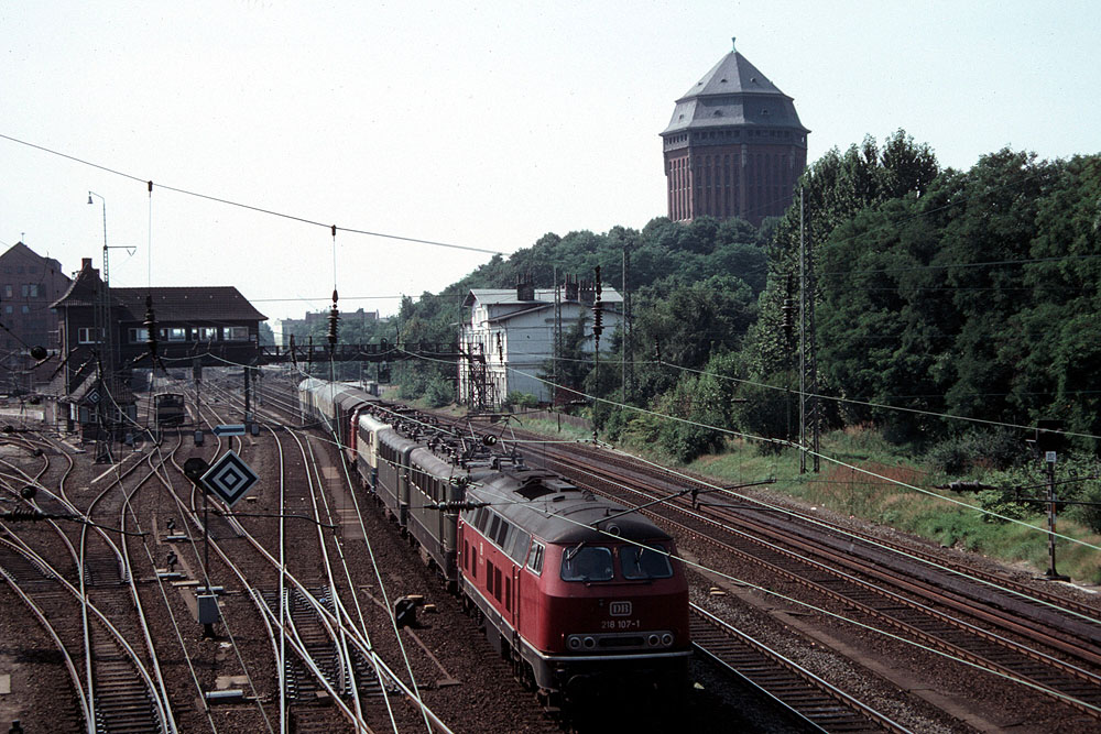 https://www.eisenbahnfotograf.de/datei/August 1981/960111 DB 218107 Hbg. Sternschanze 6.8.81.jpg